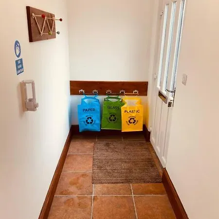 Luxury 2 Bed 4 Mins From M6 J44 Pet Friendly, *