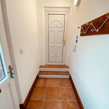 Luxury 2 Bed 4 Mins From M6 J44 Pet Friendly, *