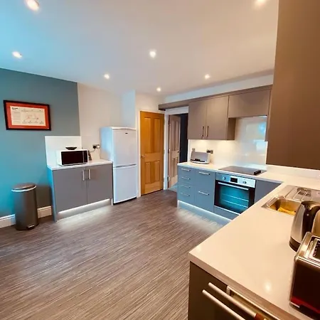 Luxury 2 Bed 4 Mins From M6 J44 Pet Friendly, *