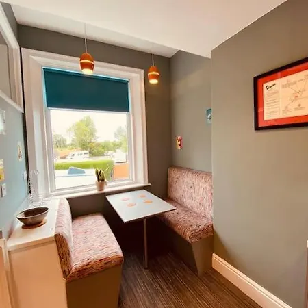 Luxury 2 Bed 4 Mins From M6 J44 Pet Friendly, *